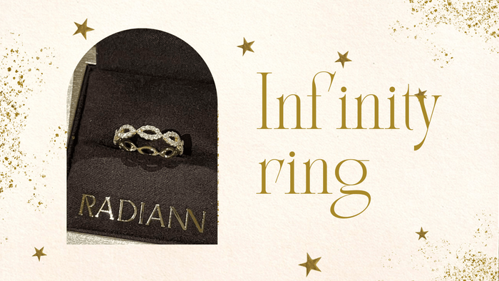 ブランドのケースに入れたインフィニティリングとInfinity ringの文字