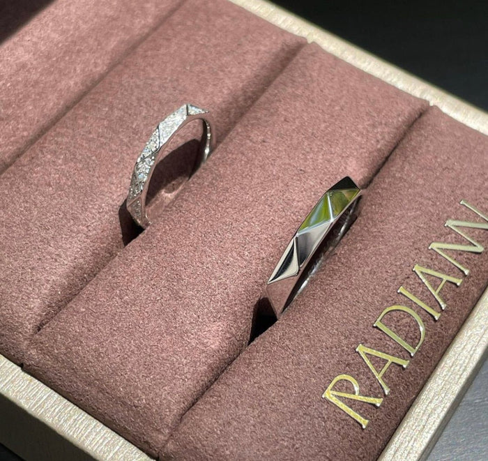 ピンクのリングケースに収めたペアの結婚指輪