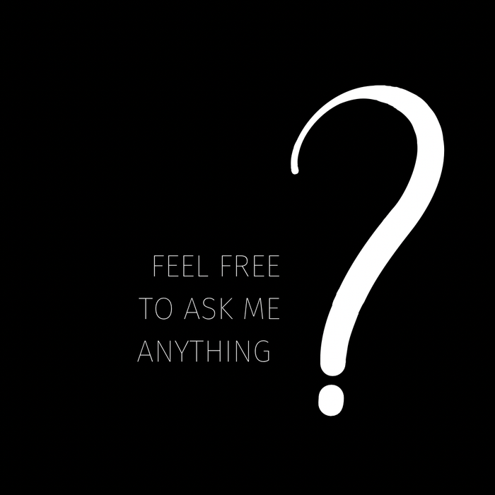 黒地に大きな疑問符と「FEEL FREE TO ASK ME ANYTHING」の文字
