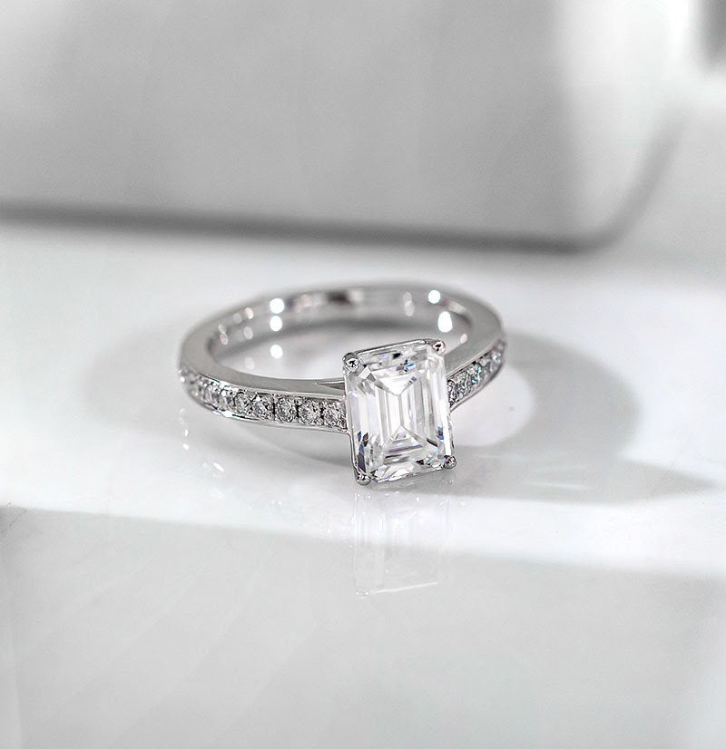 <transcy>Emerald Cut Luxury Ring</transcy>