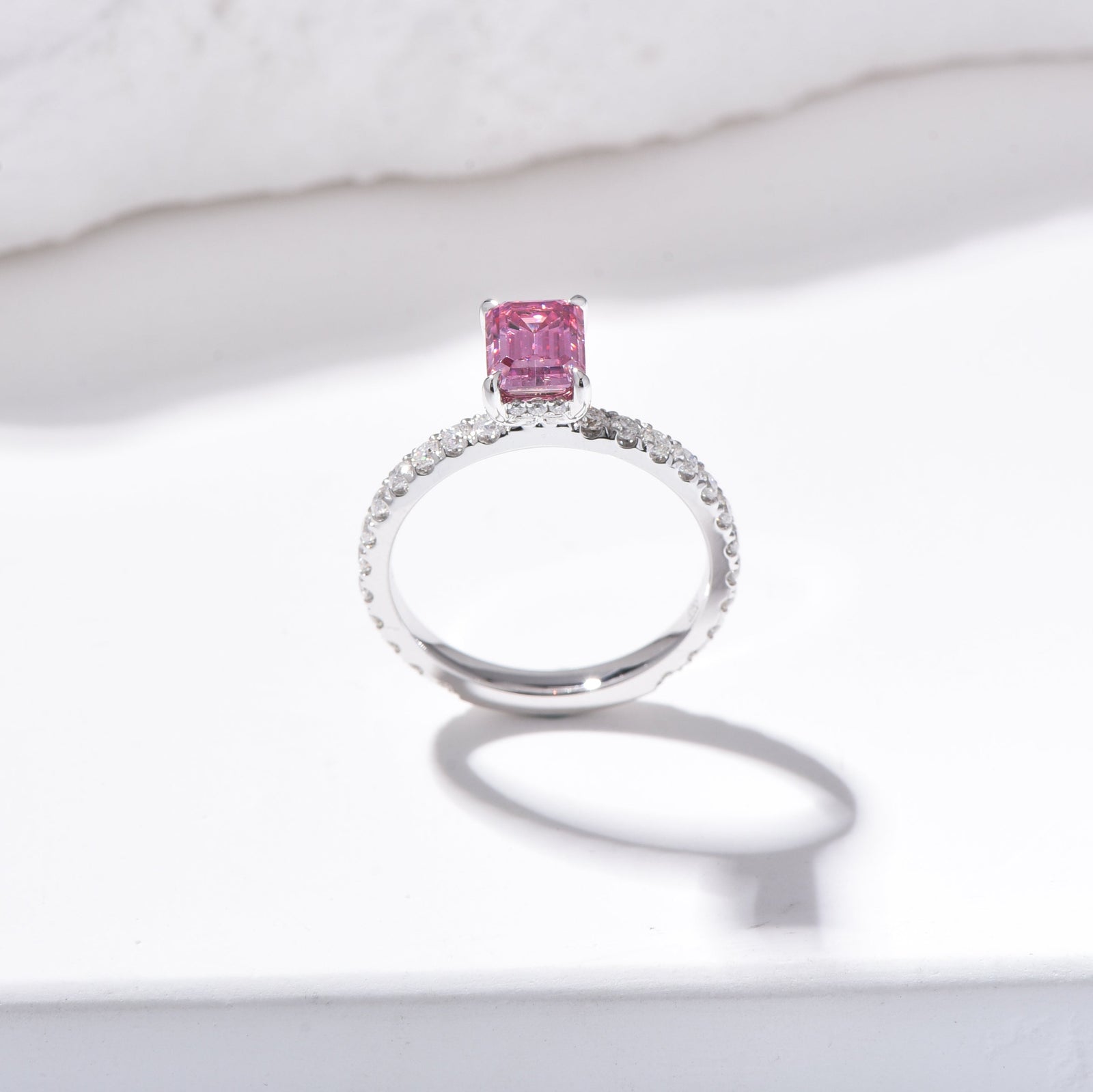 ピンク モアサナイト エメラルドカット リング – RADIANN