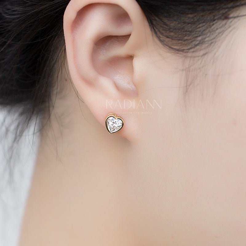ハートシェイプ覆輪ピアス - RADIANN moissanite fine jewelry | モアサナイトファインジュエリーピアスハートシェイプ覆輪ピアス