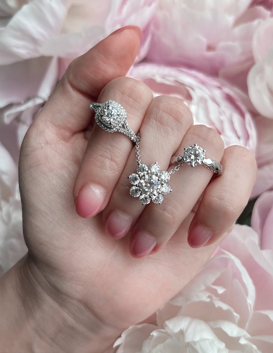 芍薬の花を背景に婚約指輪とエタニティリングを重ね付けした手元
