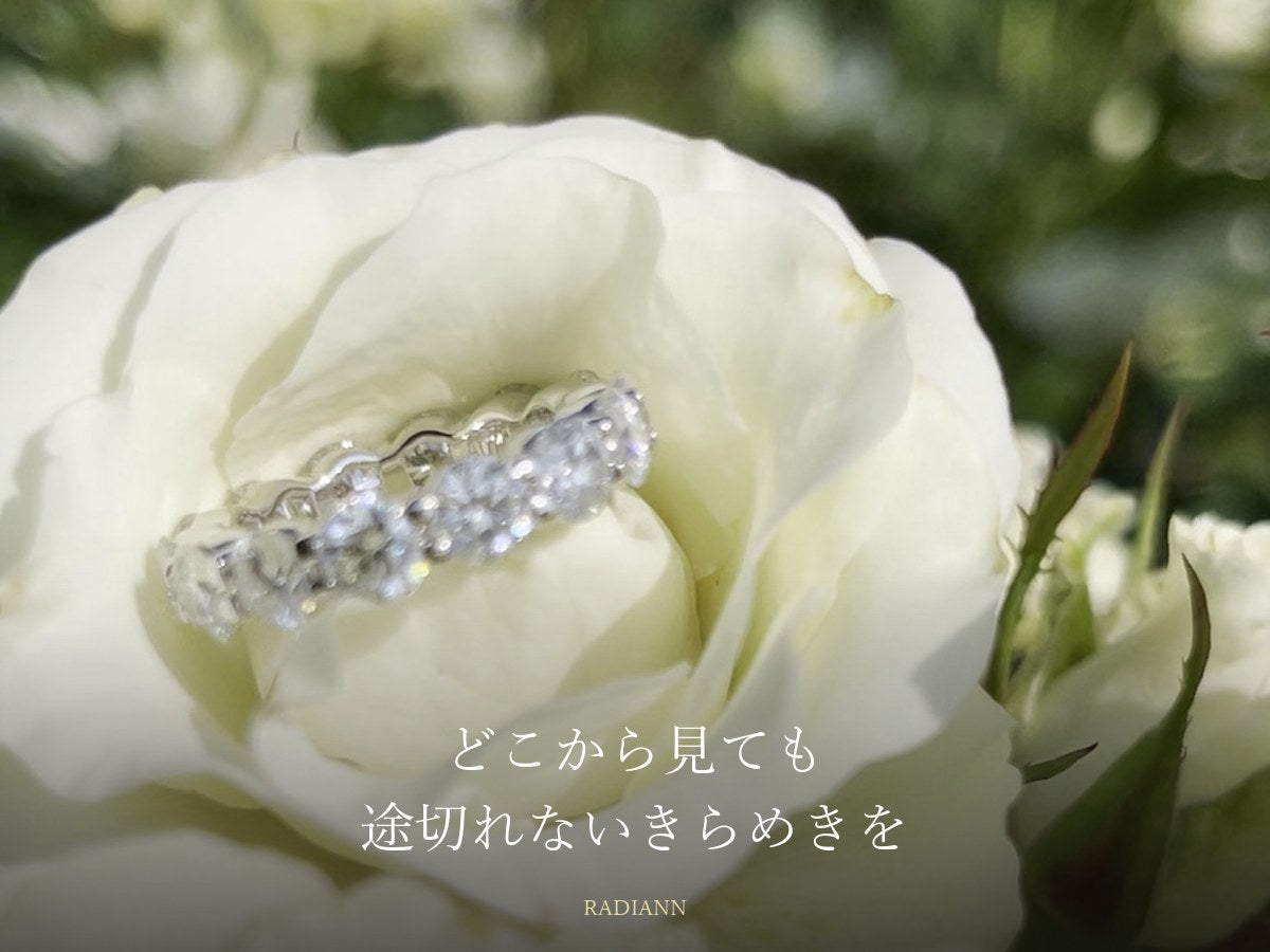 白いバラの花の上に置いたモアサナイトのフルエタニティリング