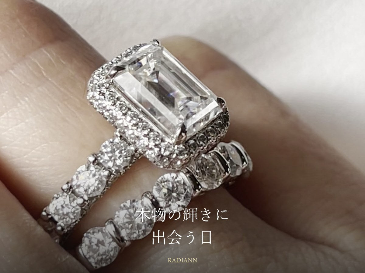 手元できらめくエメラルドカットのモアサナイトリング